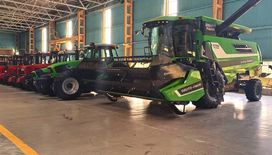 MTZ、DEUTZ-FAHR、SAMPOブランドの農業用トラクターおよびコンバイン